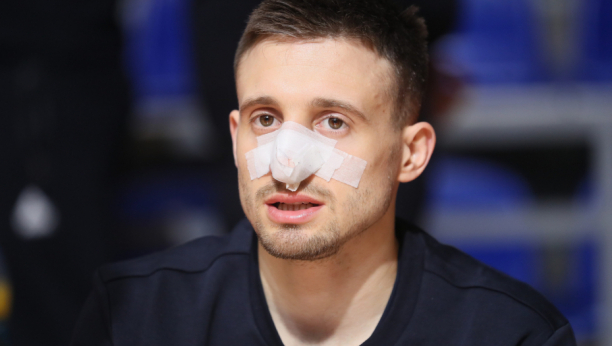 POJAVIO SE SA ZAVOJEM!  Aleksa Avramović  uprkos slomljenom nosu protiv Zvezde stigao na pripreme reprezentacije