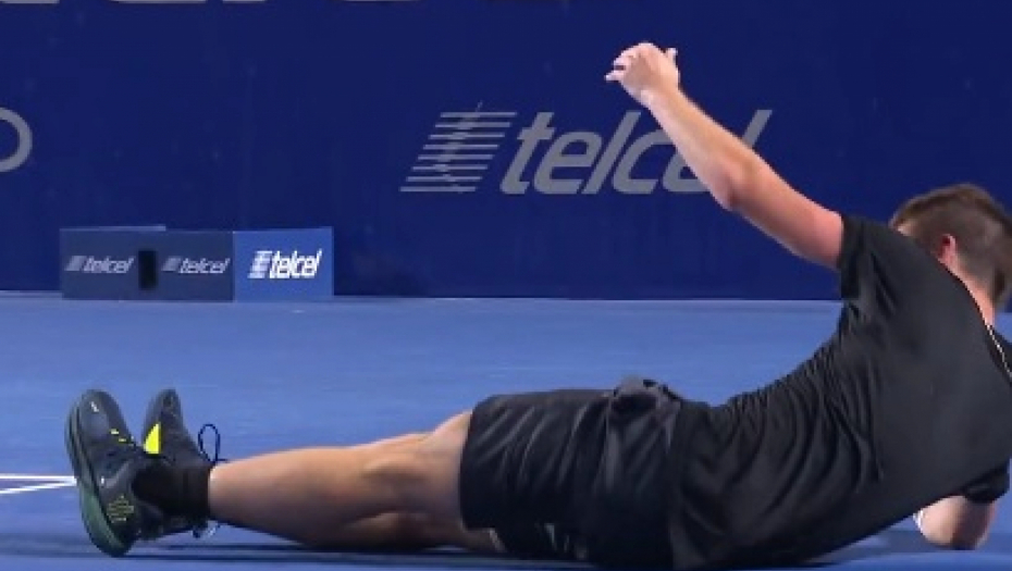 JEZIVE SCENE NA TERENU! Teniser se ukočio i pao od bolova! (VIDEO)