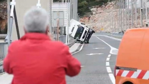 VETAR PREVRNUO KAMION! Most u Dubrovniku zatvoren za saobraćaj (VIDEO)