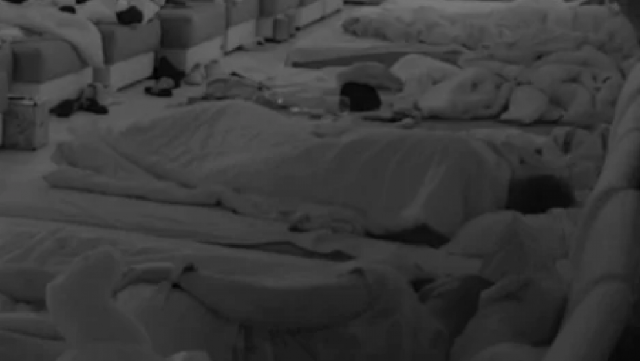 MOŽE  LI BRUTALNIJE?! Žestoka akcija Viki i Marka naočigled svih prisutnih, njemu sevnulo nešto što nije trebalo! (VIDEO +18)