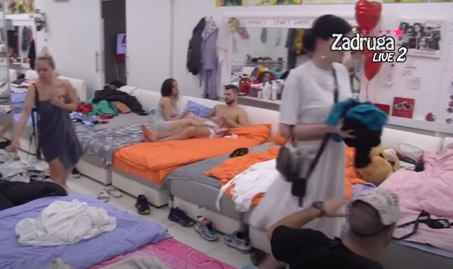 NEVIĐENI SKANDAL! Deniz poludela jer je Mihić isprskao vodom, pa napravila opšti haos, sve mu pobacala!