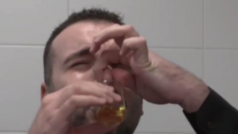 JAVNOST ZGROŽENA! Voditelj se ugledao na Madonu, pa popio svoju mokraću usred emisije! (VIDEO)