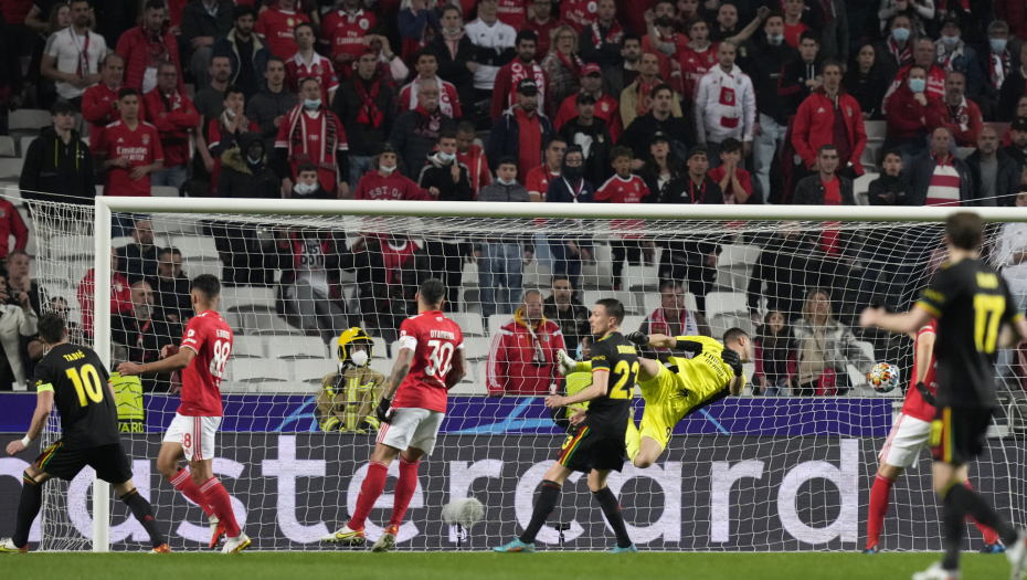 DVA REMIJA! Šest golova na dve utakmice, Dušan ponovo lider Ajaksa, Mančester se izvukao pred kraj meča!