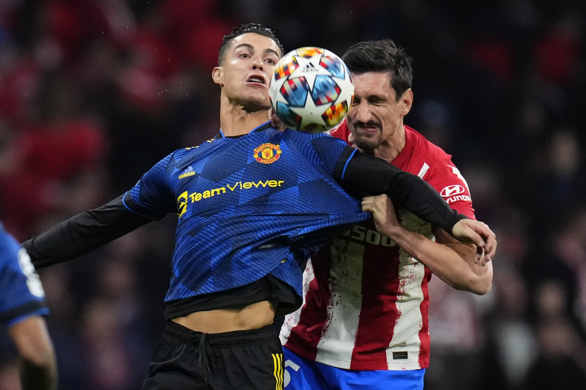 DVA REMIJA! Šest golova na dve utakmice, Dušan ponovo lider Ajaksa, Mančester se izvukao pred kraj meča!