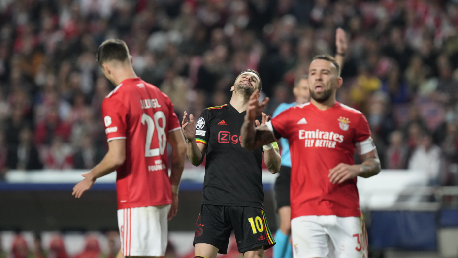 DVA REMIJA! Šest golova na dve utakmice, Dušan ponovo lider Ajaksa, Mančester se izvukao pred kraj meča!