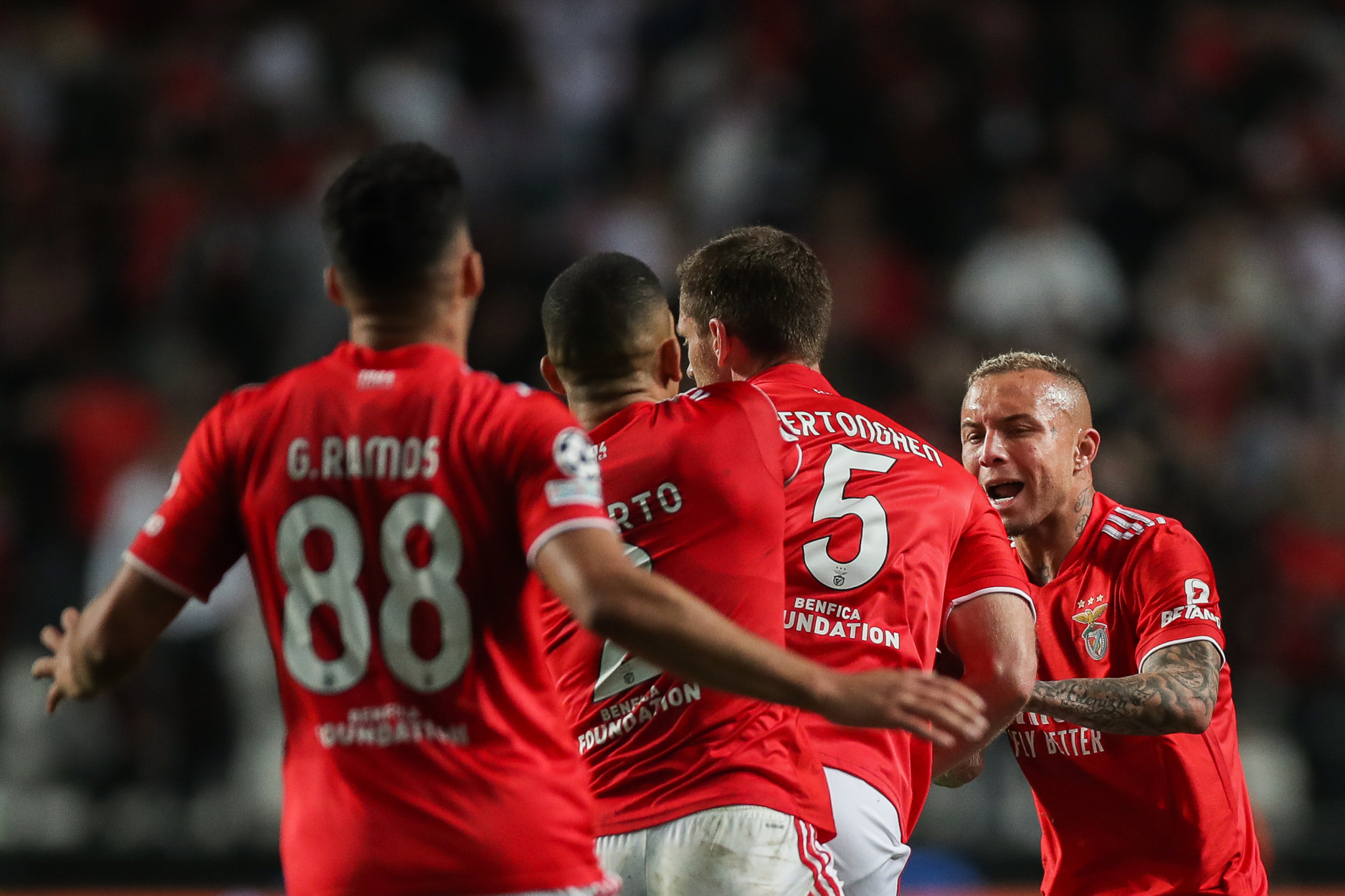 DVA REMIJA! Šest golova na dve utakmice, Dušan ponovo lider Ajaksa, Mančester se izvukao pred kraj meča!