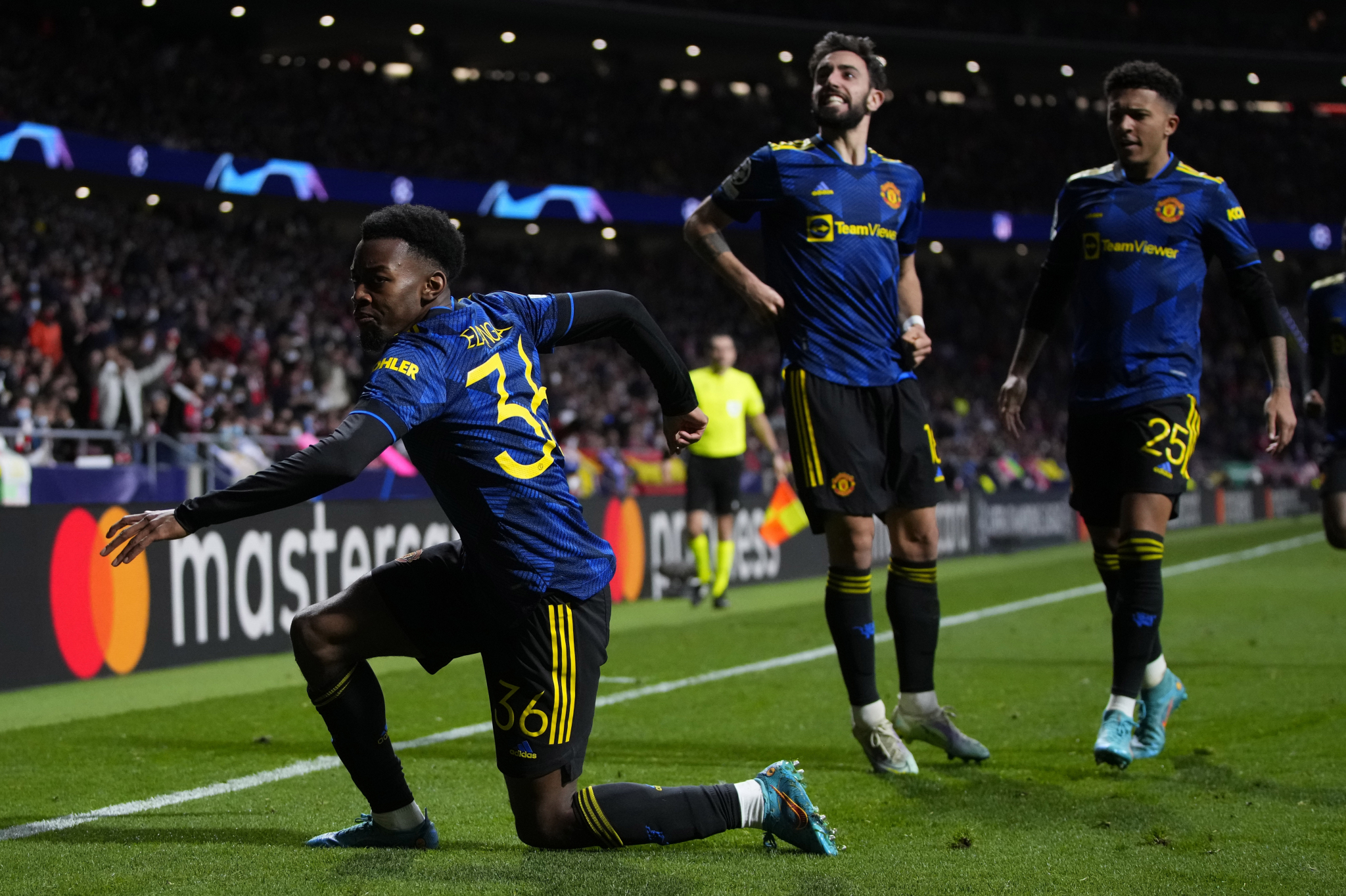 DVA REMIJA! Šest golova na dve utakmice, Dušan ponovo lider Ajaksa, Mančester se izvukao pred kraj meča!