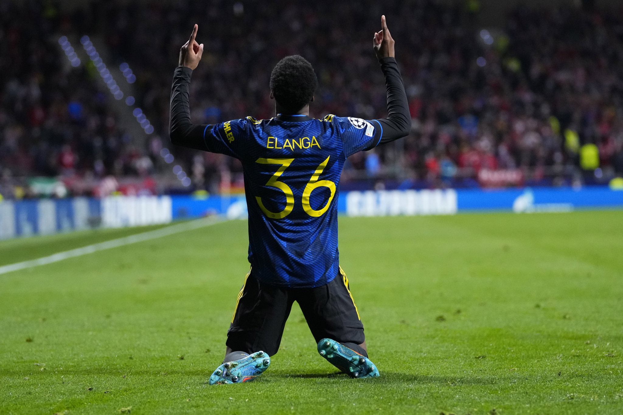 DVA REMIJA! Šest golova na dve utakmice, Dušan ponovo lider Ajaksa, Mančester se izvukao pred kraj meča!