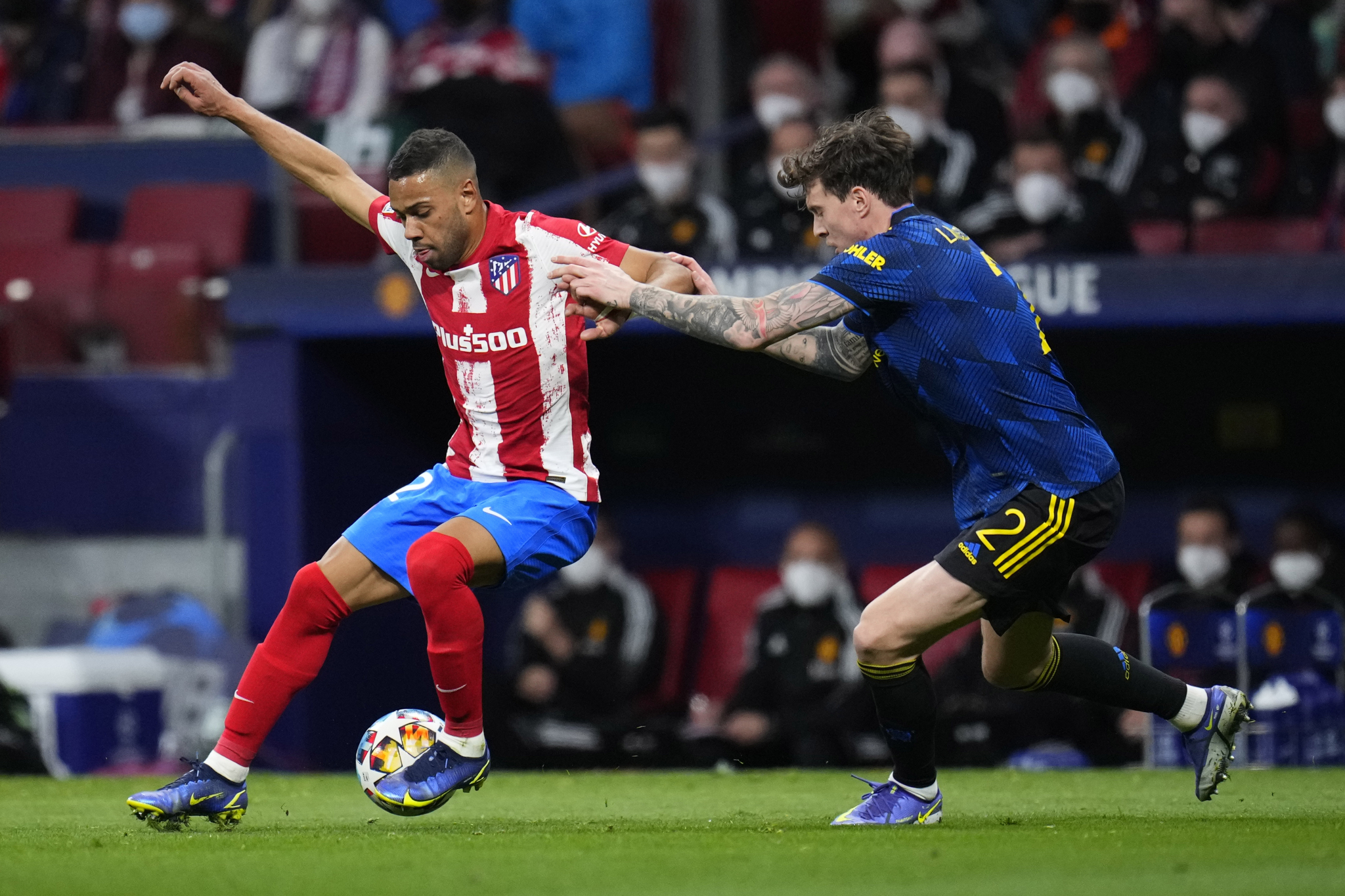 DVA REMIJA! Šest golova na dve utakmice, Dušan ponovo lider Ajaksa, Mančester se izvukao pred kraj meča!