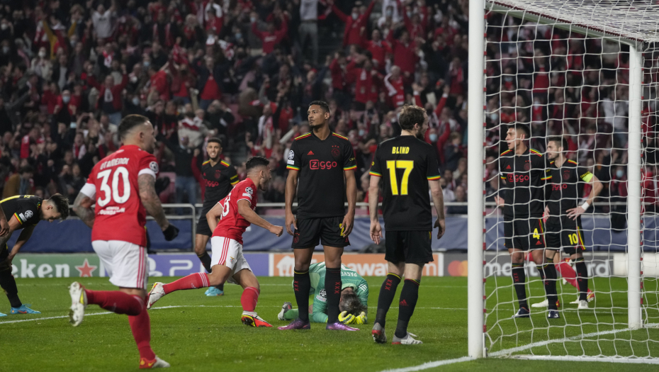 DVA REMIJA! Šest golova na dve utakmice, Dušan ponovo lider Ajaksa, Mančester se izvukao pred kraj meča!