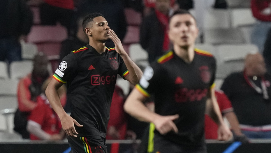 DVA REMIJA! Šest golova na dve utakmice, Dušan ponovo lider Ajaksa, Mančester se izvukao pred kraj meča!