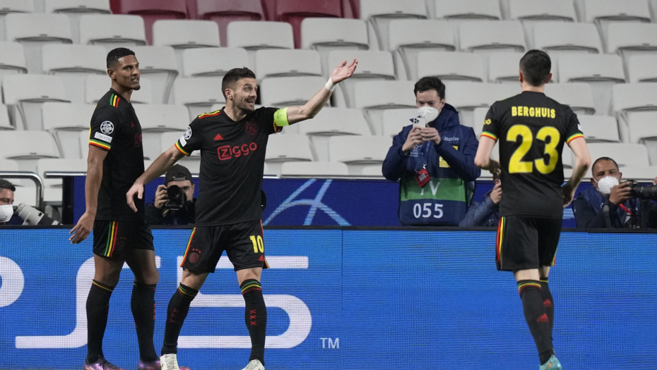 DVA REMIJA! Šest golova na dve utakmice, Dušan ponovo lider Ajaksa, Mančester se izvukao pred kraj meča!