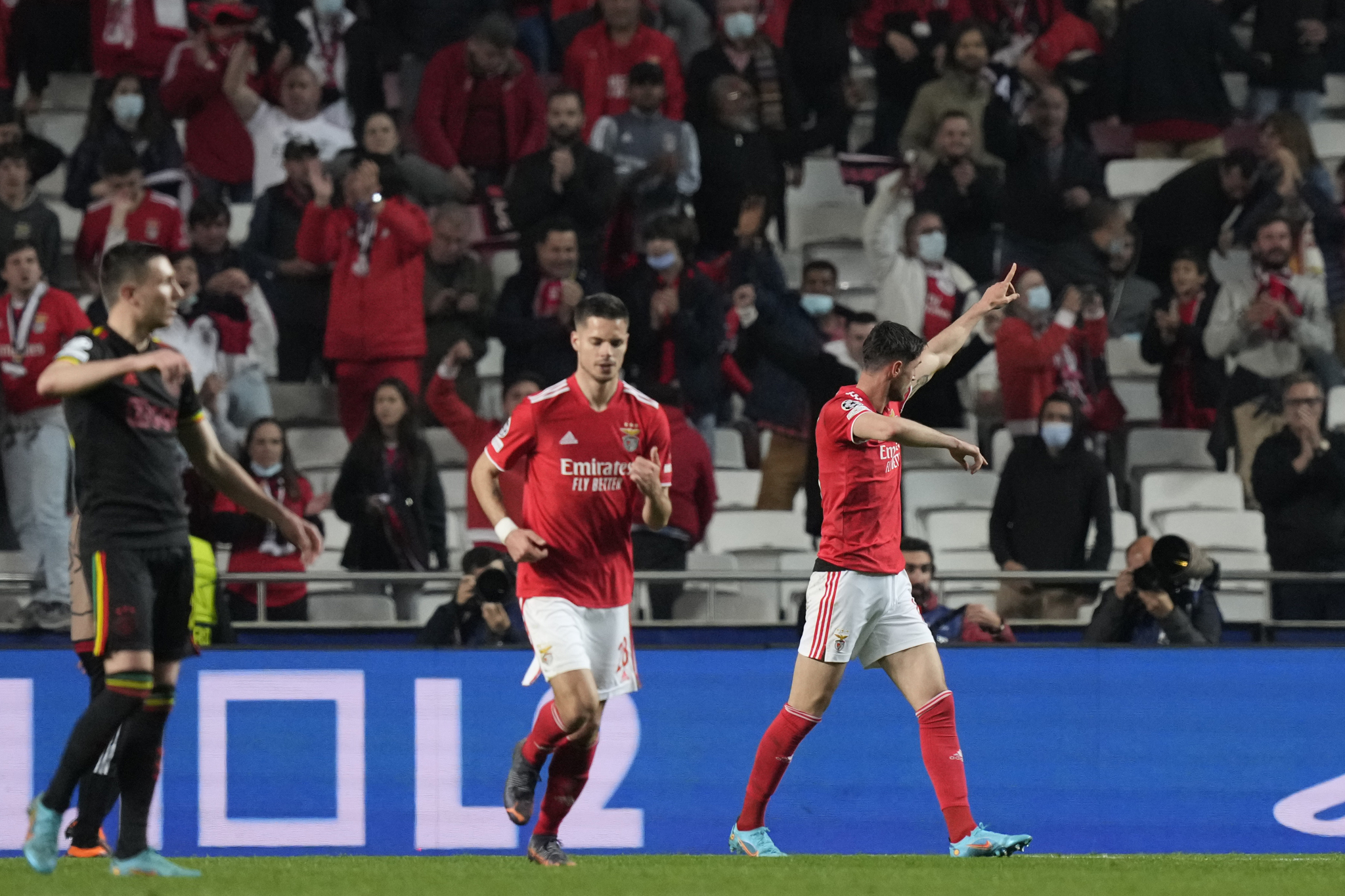 DVA REMIJA! Šest golova na dve utakmice, Dušan ponovo lider Ajaksa, Mančester se izvukao pred kraj meča!