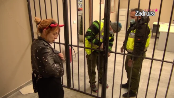 MOMENTALNO UKLONJENA IZ BELE KUĆE! Obezbeđenje odmah reagovalo i zatvorilo Irmu nakon što je brutalno nasrnula na Mimu!
