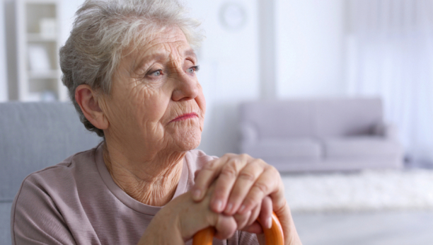 85-GODIŠNJA BAKA JE MOMKE UPOZNAVALA NA INTERNETU Mnoge od njih je ubila, a čini se da nije dobila odgovarajuću kaznu!