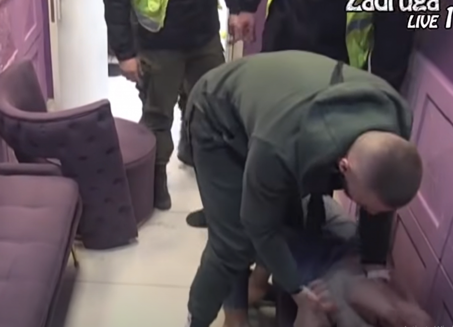 HAOS U ZADRUZI, MILICA DOŽIVELA NERVNI SLOM! Zadrugarka nasrnula na Mensura, jecala, urlikala i plakala na sav glas