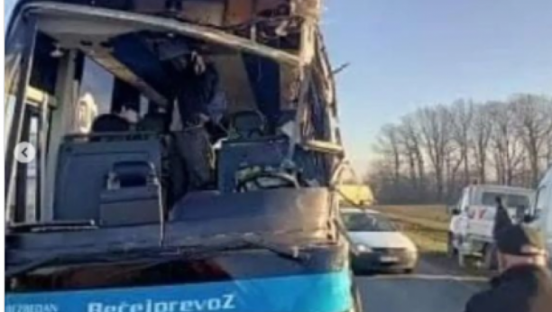 VOZILA SMRSKANA NA PUTU KOD NOVOG SADA Stravičan udes autobusa i kamiona, ima povređenih (FOTO)