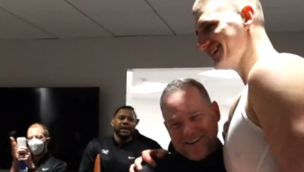 TOTALNI HIT! Jokić doneo trener poklon, pa onda jednom rečenicom nasmejao sve! (VIDEO)