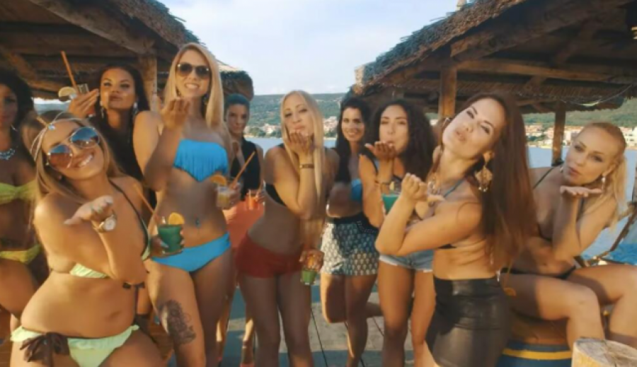 ISPLIVALI RANI RADOVI DALILE MUJIĆ! Nakon što je prozvana da je slagala o detaljima iz svog života, isplivali dokazi da se pojavila u spotu poznatog pevača!