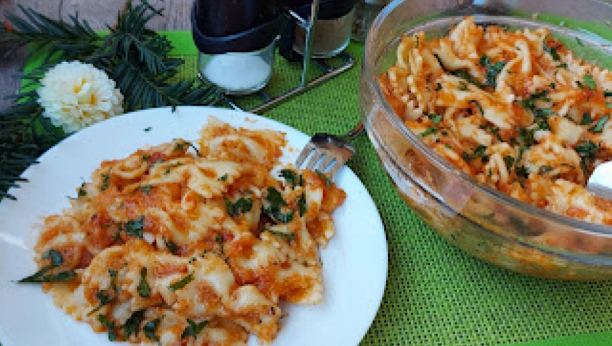 RUČAJTE ZA 150 DINARA Napravite ukusnu testeninu uz dodatak začina i paradajz sosa (VIDEO)