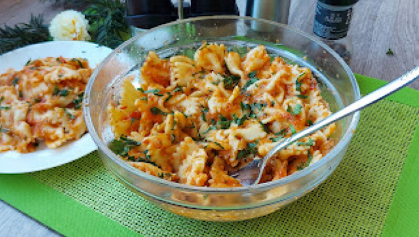 RUČAJTE ZA 150 DINARA Napravite ukusnu testeninu uz dodatak začina i paradajz sosa (VIDEO)