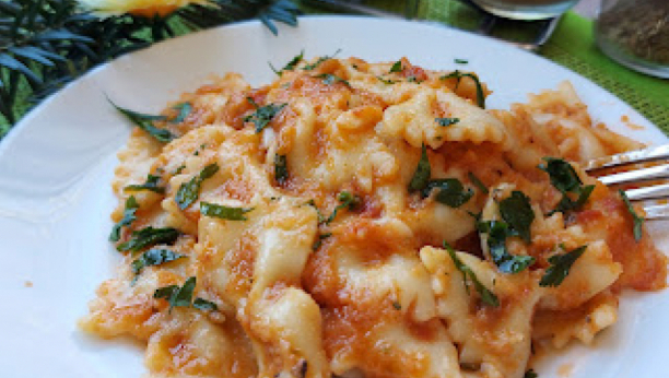 RUČAJTE ZA 150 DINARA Napravite ukusnu testeninu uz dodatak začina i paradajz sosa (VIDEO)