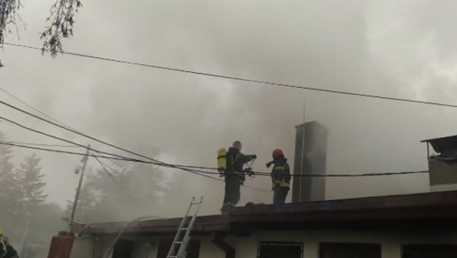 BORBA SA POŽAROM NA NOVOM BEOGRADU Vatrogasci i dalje na terenu, dim kulja iz restorana (FOTO/VIDEO)