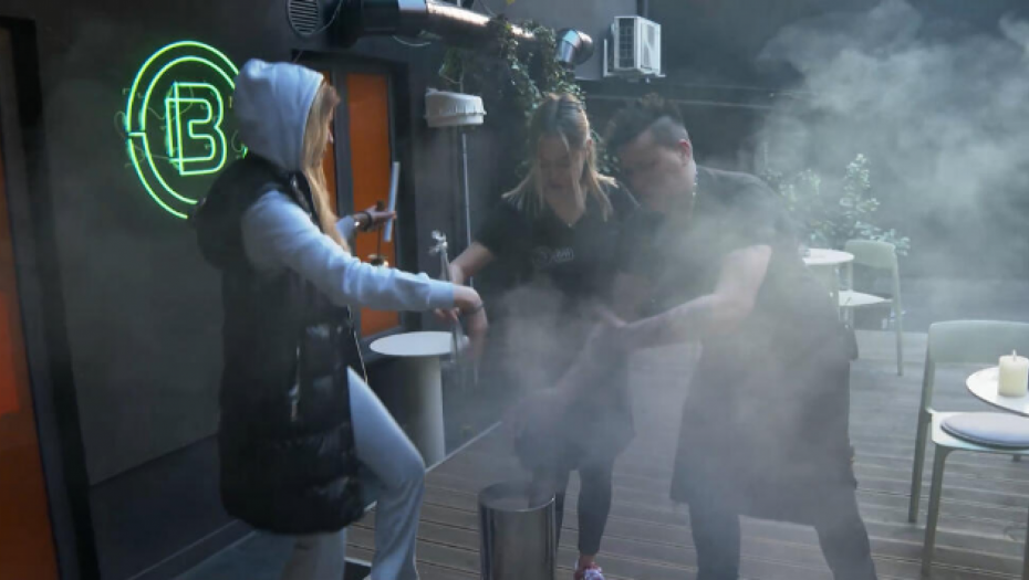 UČESNICE RIJALITIJA VRŠILE BIZARAN OBRED! Crne sveće i opelo za izgubljenu ljubav, a onda su zapalili ovo!