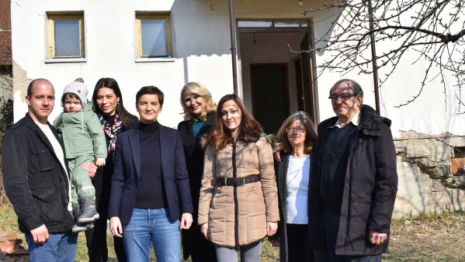 ANA BRNABIĆ I MINISTARKE SA MLADIMA U BORSKOM OKRUGU Obišle bračni par koji se vratio na selo i pokrenuo svoj biznis