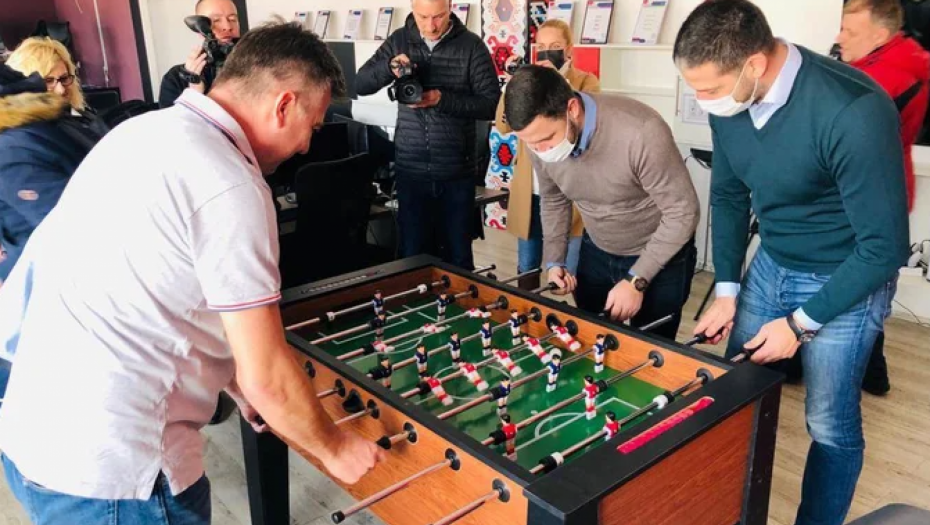 DRŽAVI SU MLADI I DECA NA PRVOM MESTU! Nastavlja se obnova sportskih centara, sala i terena! Ministar Udovičić se družio sa najmlađima, a u Pirot i Belu Palanku nije došao praznih ruku!