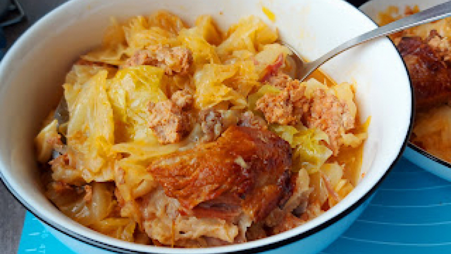 NAPRAVITE SARMU NA OVAJ NAČIN Ukus je fenomenalan, sigurno će vam se dopasti (VIDEO)