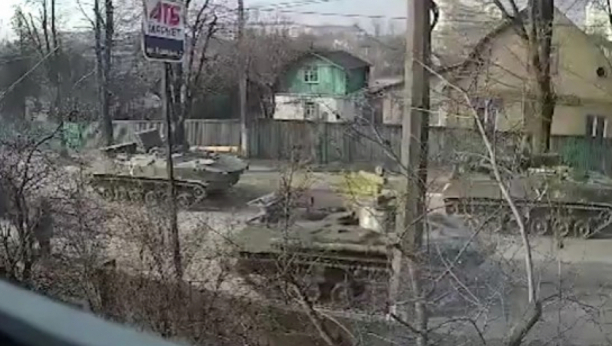 ISPLIVAO SNIMAK RUSKIH TENKOVA U KIJEVU Oklopna vozila snimljena i u Harkovu, da li ovo znači KRAJ ukrajinskog otpora? (VIDEO)