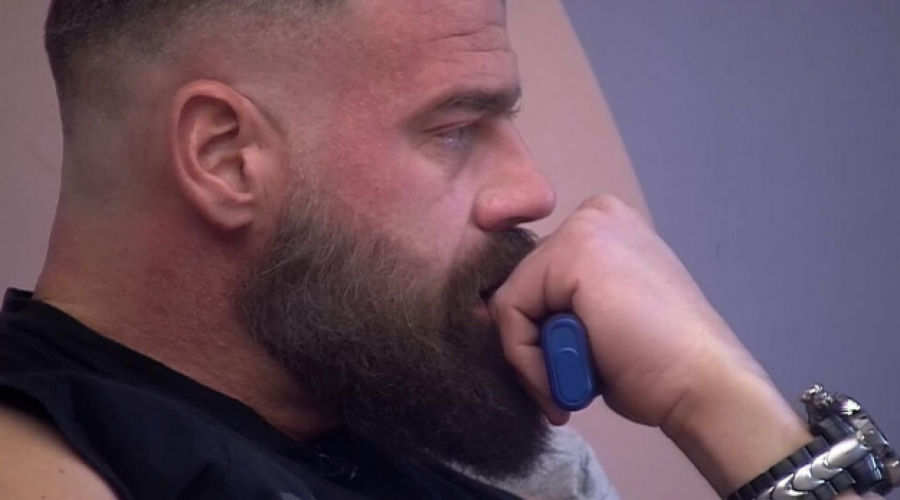 MENE BI BILO SRAMOTA! Dok je vrela Splićanka otvoreno muvala oženjenog muškarca, cimeri komentarisali u šoku!