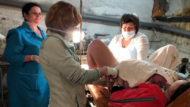 RANJENICI U ČEKAONICI I PLAČ BEBE U PODRUMU Devojka (23) se porodila u užasnim uslovima u kijevskoj bolnici tokom napada na ukrajinsku prestonicu! (FOTO)
