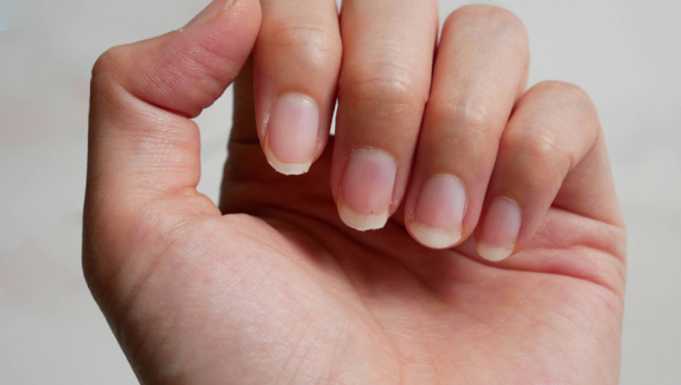 ZAŠTO DA PLAĆATE SKUPE TRETMANE Uz pomoć ovog prirodnog preparata vaši nokti će brzo rasti i nikad neće da se slome