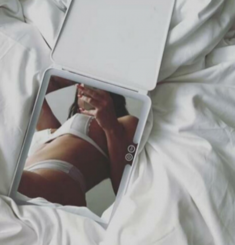 BEZOBRAZAN SELFI IZ KREVETA! Senidah pozirala u ogledalu, sve pršti od se**epila!