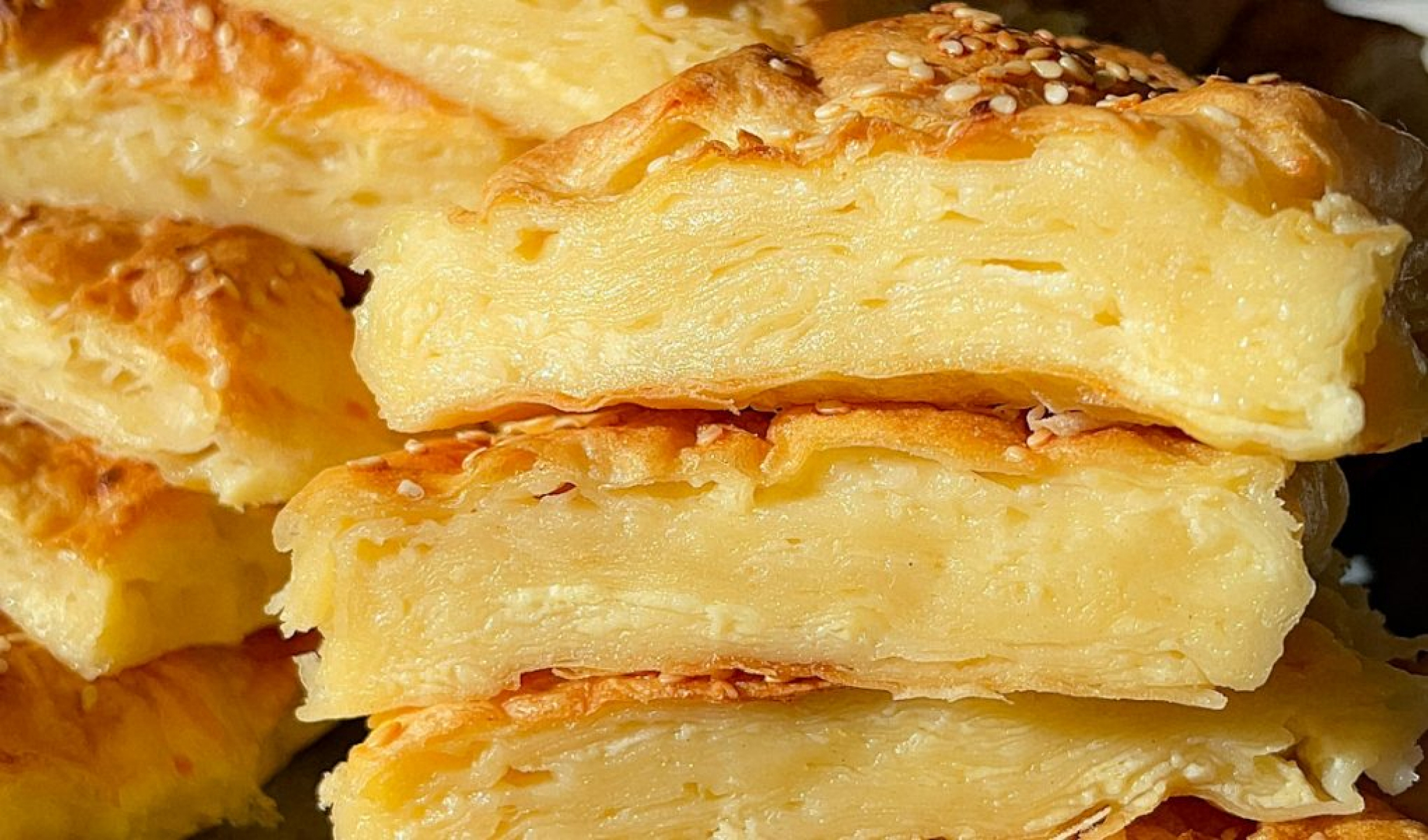 RECEPT ZA VRHUNSKI, SRPSKI SPECIJALITET Gibanica rolat, tako je ukusna i sočna, prosto mami da se pojede