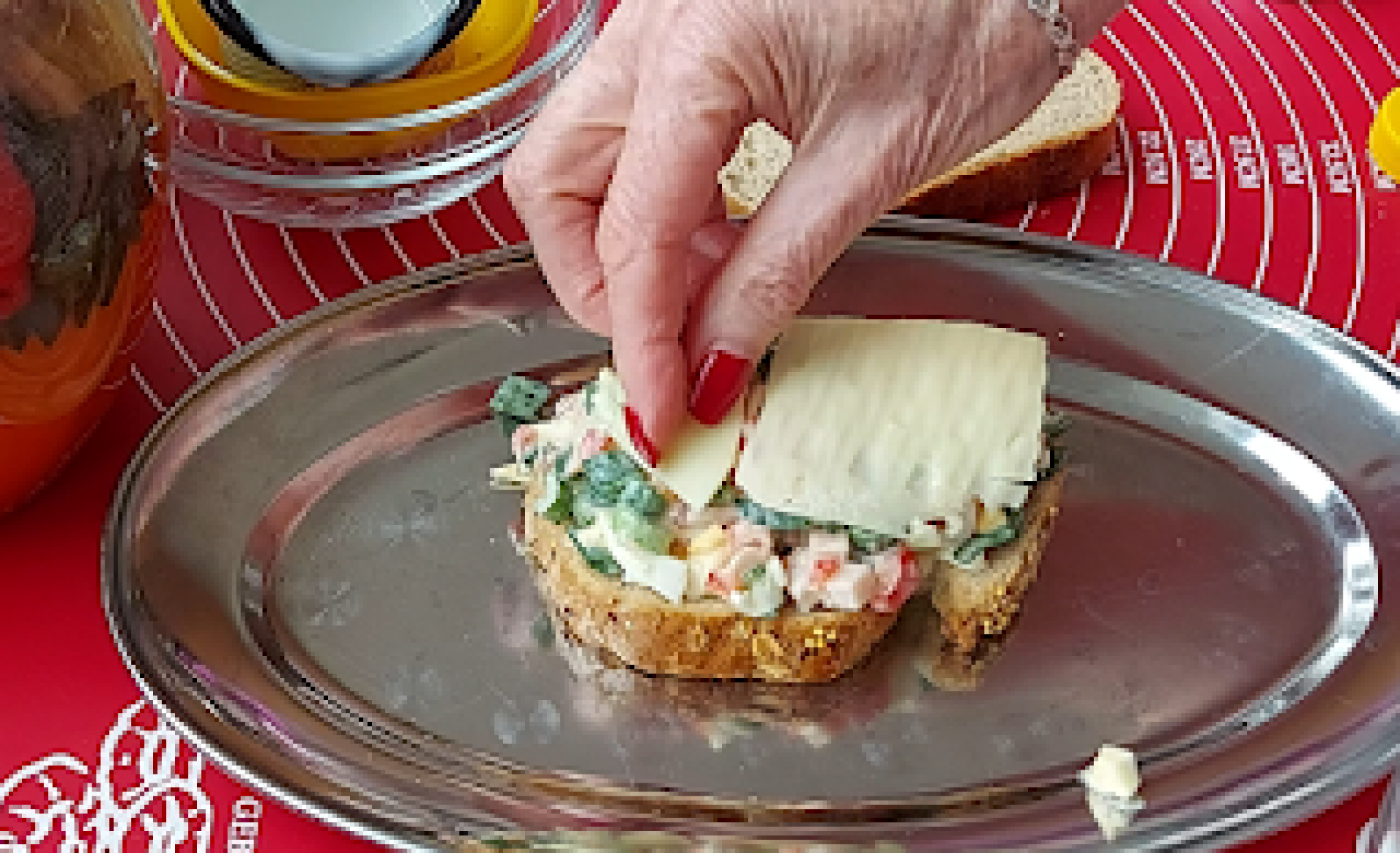FANTASTIČAN RECEPT ZA ZAPOSLENE ŽENE Tost sendvič za poneti na posao ili deci za doručak (VIDEO)