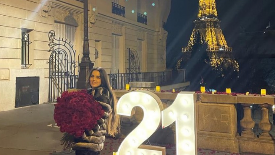 MITROVIĆI PEVAJU POD AJFELOVIM TORNJEM! Milica i Željko priredili naslednici nesvakidašnje iznenađenje za rođendan, svuda ruže i sveće, a tu je i on! (VIDEO)