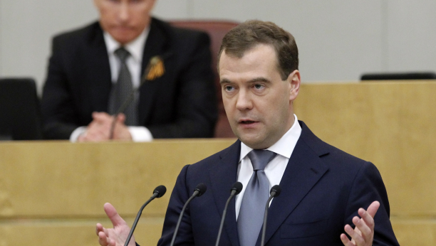 EVROPLJANI PLJUNULI NA SVOJE VREDNOSTI Medvedev: Amerika bi da prodaje najprljaviju naftu i gas na svetu!