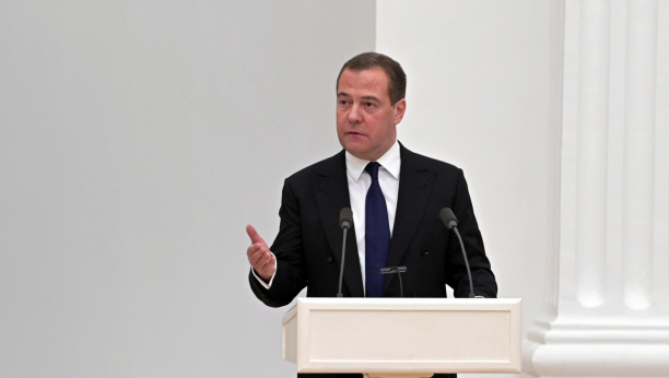 DA RASPORI UTROBU NA SASTANKU VLADE! Medvedev se otkačio, zakucao japanskog premijera u crnu zemlju!