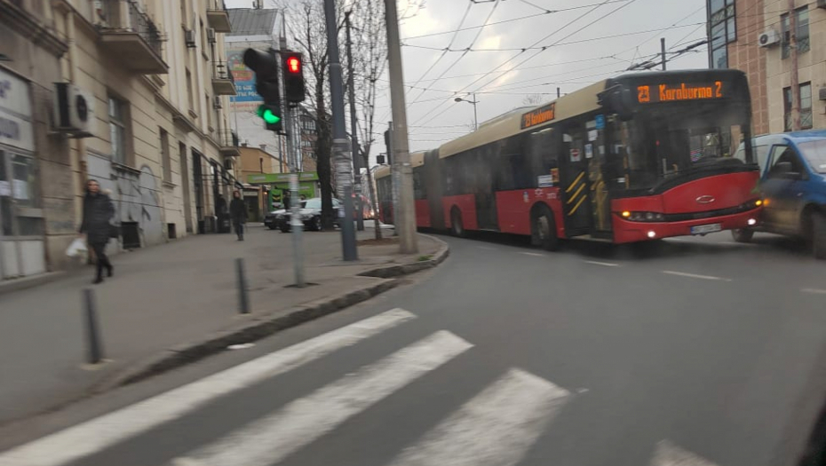 SMRSKANI I PREVRNUTI AUTOMOBILI Tri saobraćajke za sat vremena izazvale potpuni saobraćajni kolaps u Beogradu (FOTO/VIDEO)