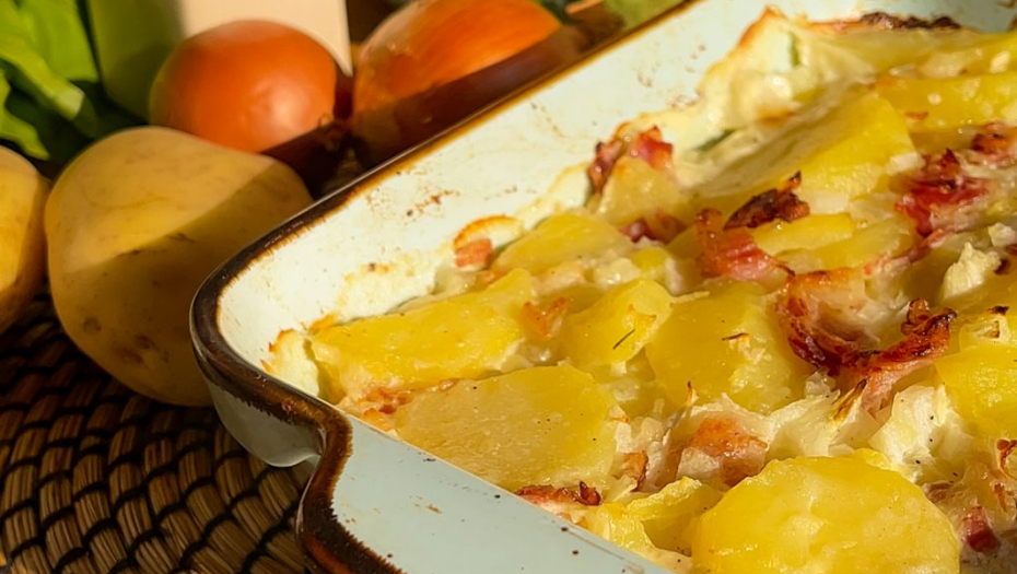 RECEPT ZA VELIČANSTVEN BRZI RUČAK Pečeni krompir sa slaninom, preukusan obrok, koji svakom prija