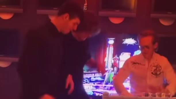 JEDAN RUS, A DRUGI AMERIKANAC! Željko Mitrović objavio urnebesni video dok đuska sa zetovima, u ovakvom izdanju ga nikada niste videli! (VIDEO)