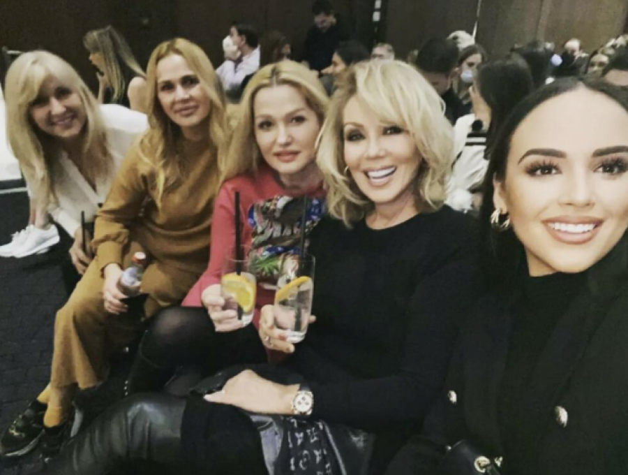 LEPA BRENA UHVAĆENA SA DRUGARICAMA! Pevačica se pojavila na jednom događaju, pa šokirala sve prisutne njenom pojavom (FOTO)