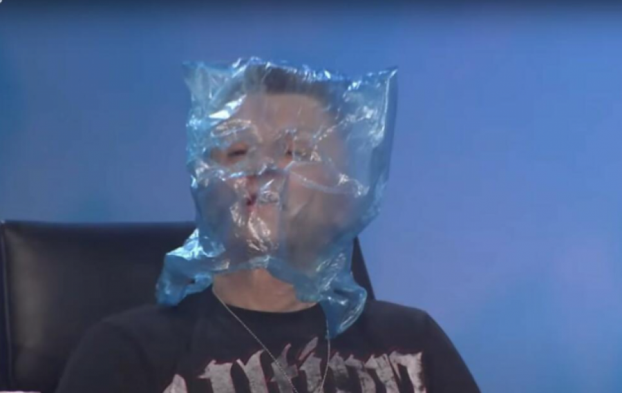 PRE BIH U SEPTIČKU JAMU NEGO DA SLUŠAM TVOJ ALBUM! Đorđe David napravio potpuni haos u studiju, stavio kesu na glavu, pa brutalno prozivao Milija