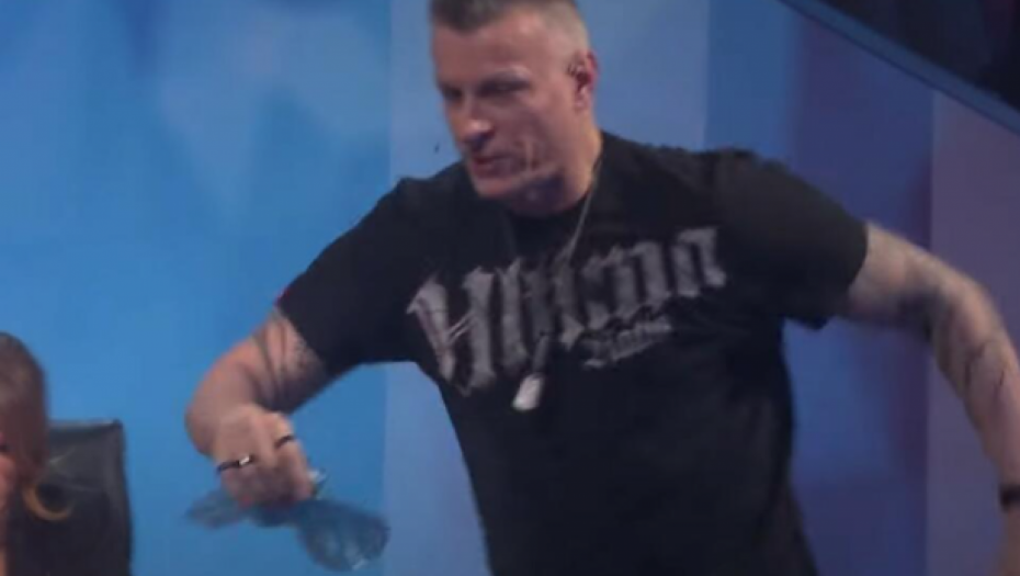 PRE BIH U SEPTIČKU JAMU NEGO DA SLUŠAM TVOJ ALBUM! Đorđe David napravio potpuni haos u studiju, stavio kesu na glavu, pa brutalno prozivao Milija