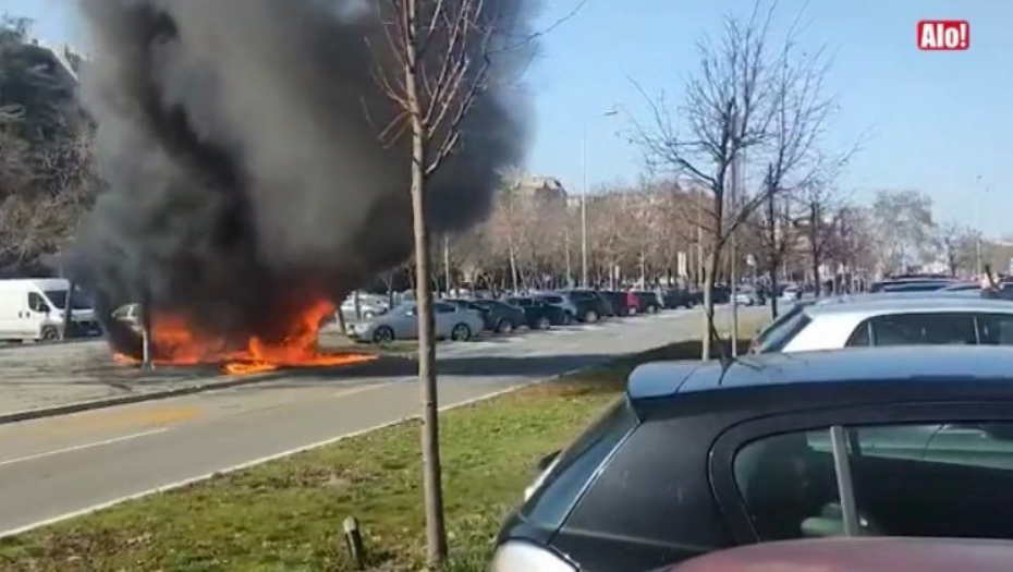 POŽAR NA NOVOM BEOGRADU Zapalio se džip na parkingu (VIDEO)