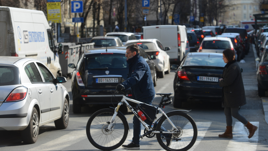 UZNEMIRUJUĆA SCENA U BEOGRADU!  Tinejdžeri zbog zabave mogu da izgube život, vozači obratite pažnju  (VIDEO)