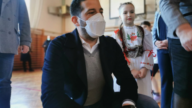 IZNENAĐENJIMA NIKAD KRAJA! Udovičić posetio školu u Pančevu, a onda je jedan od školaraca poželeo da ga intervjuiše!